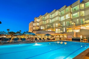 Una piscina al aire libre, una piscina climatizada