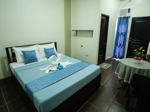 Premium bedding, minibar, individually furnished, blackout curtains - Casavecino Bed & Breakfast (Daraga)
