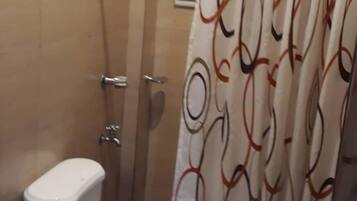 Budget Single Room | Bathroom | Shower, bidet, towels