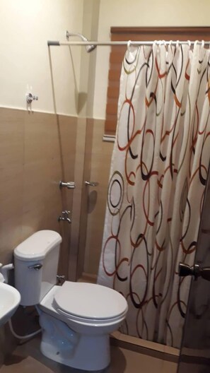 Habitación individual (Budget) | Baño | Regadera, bidet, toallas 