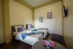 Premium bedding, minibar, individually furnished, blackout curtains - Casavecino Bed & Breakfast (Daraga)