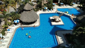 2 piscines extérieures