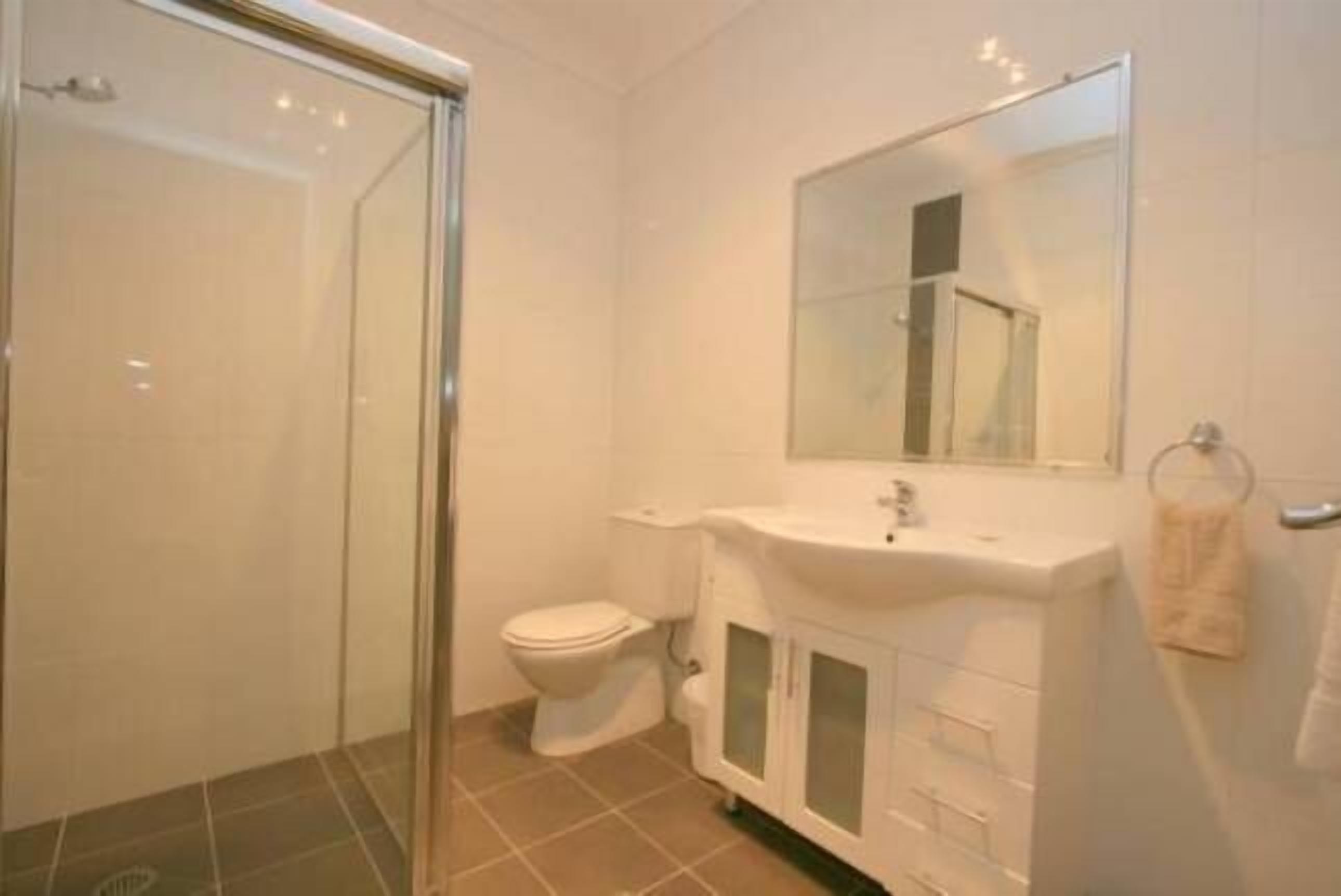 Alaska 1- Great lake & mountain views — image 12