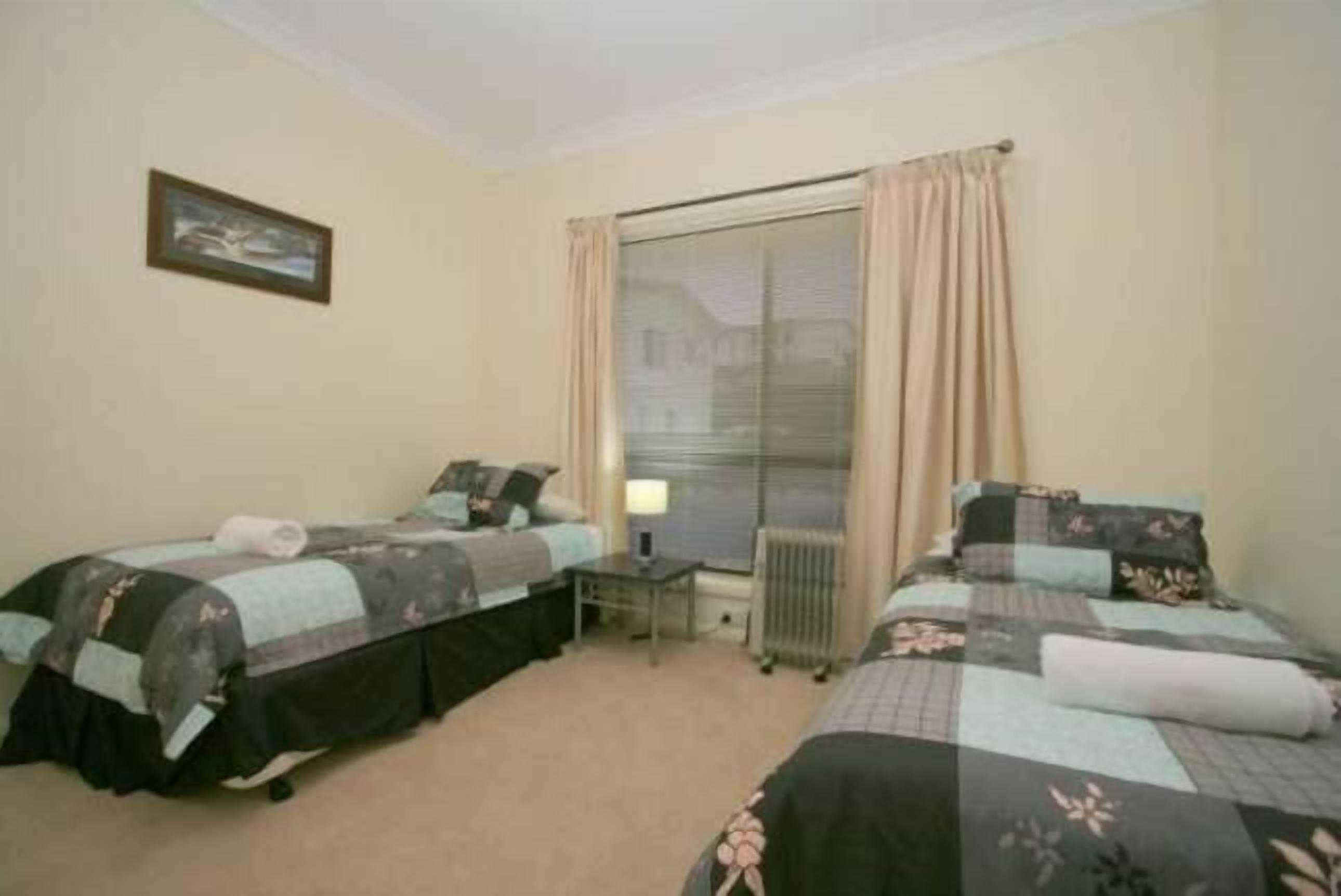 Alaska 1- Great lake & mountain views — image 9