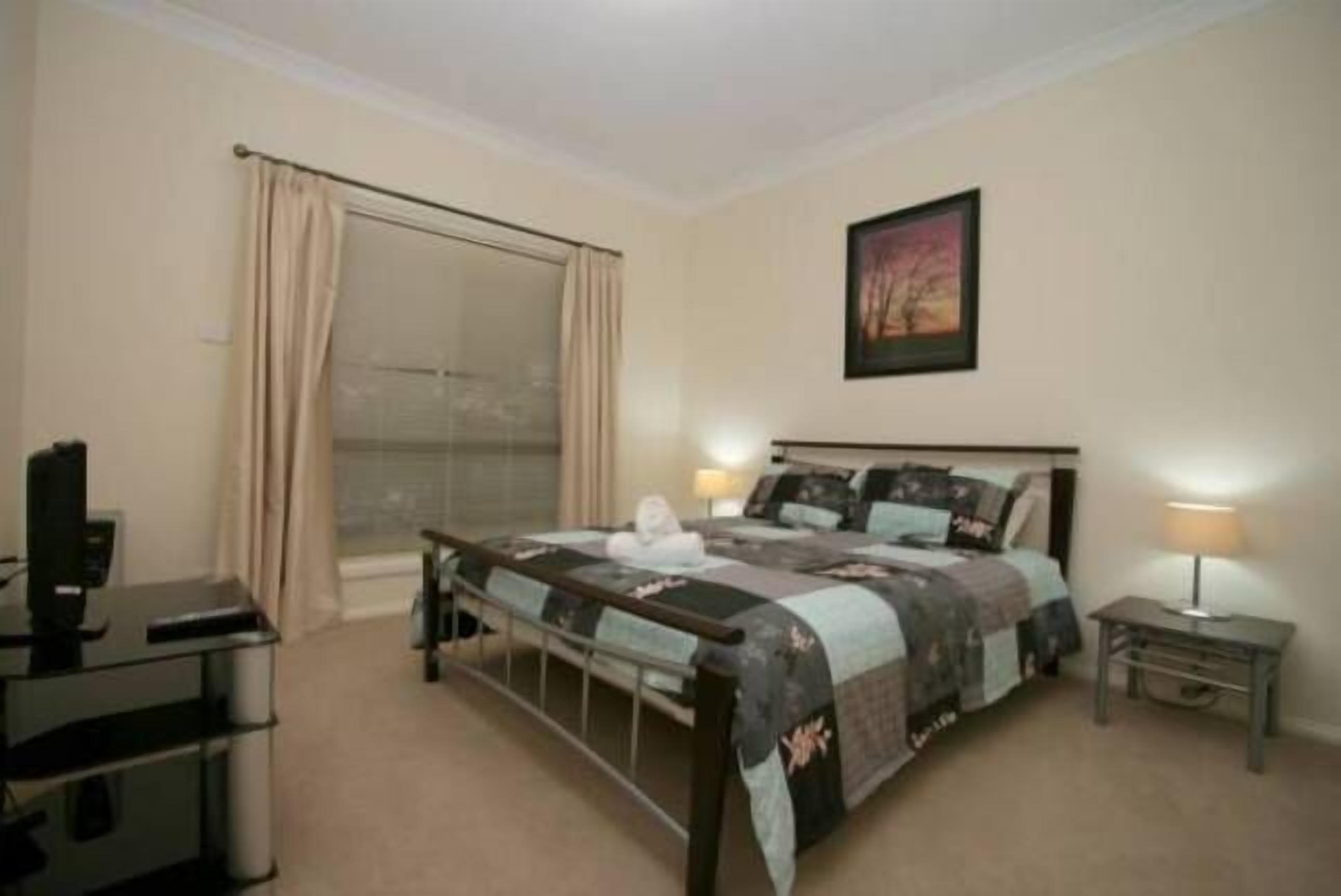 Alaska 1- Great lake & mountain views — image 8