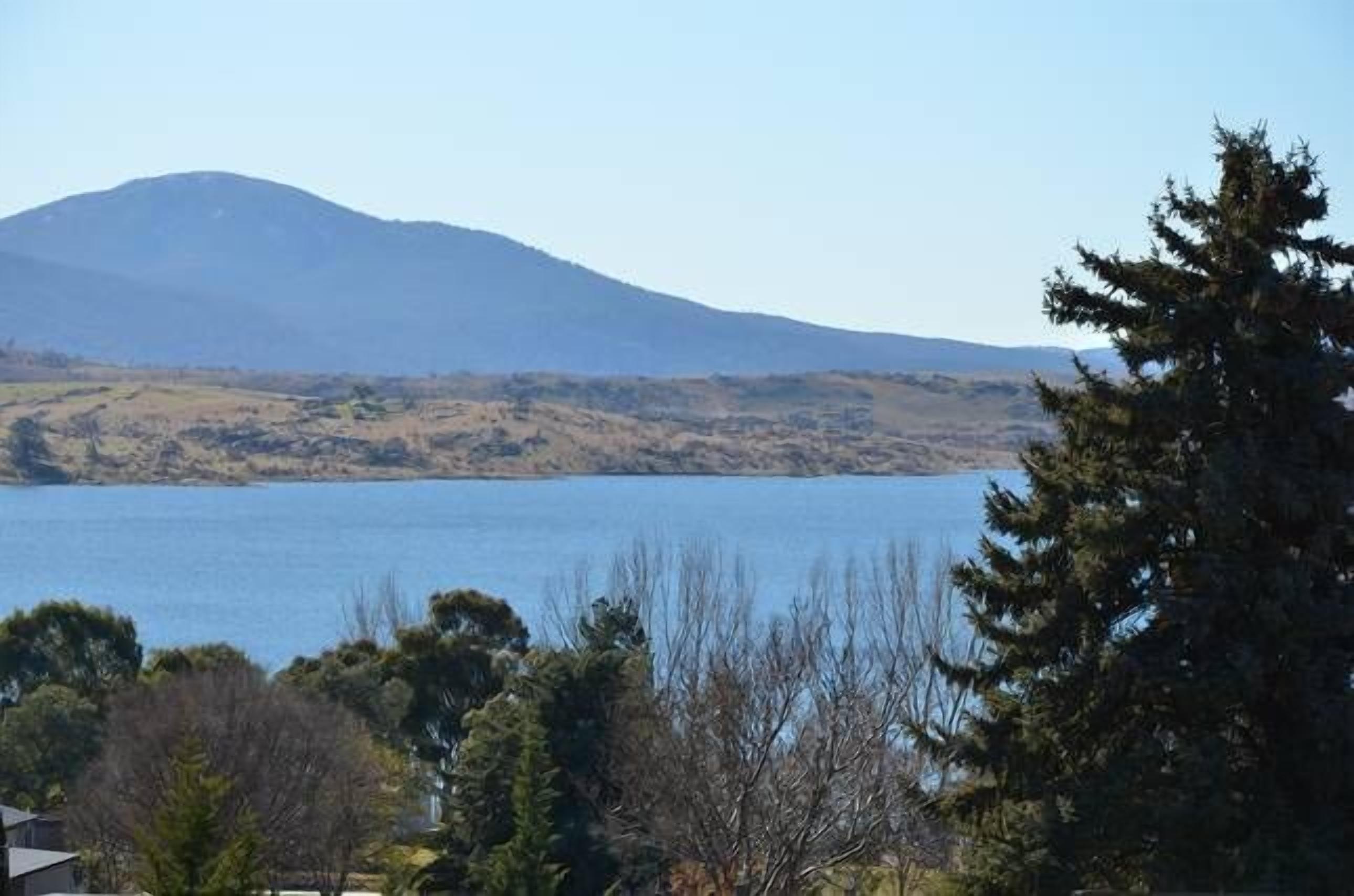 Alaska 1- Great lake & mountain views — image 4