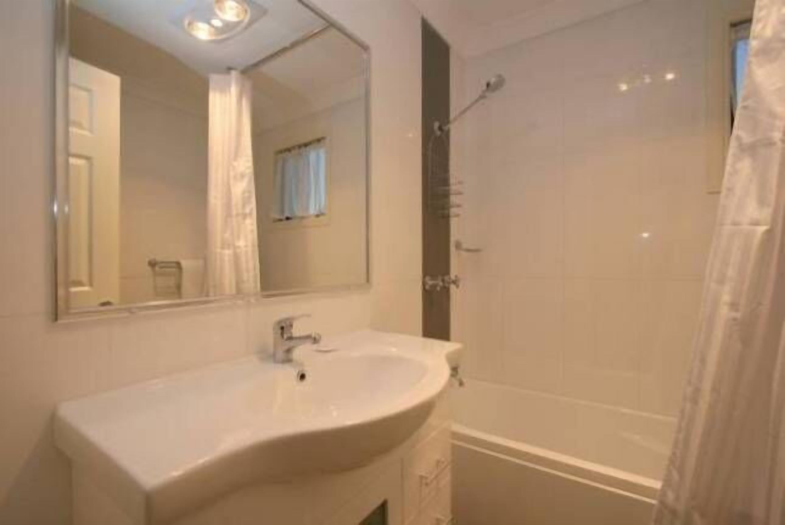 Alaska 1- Great lake & mountain views — image 13