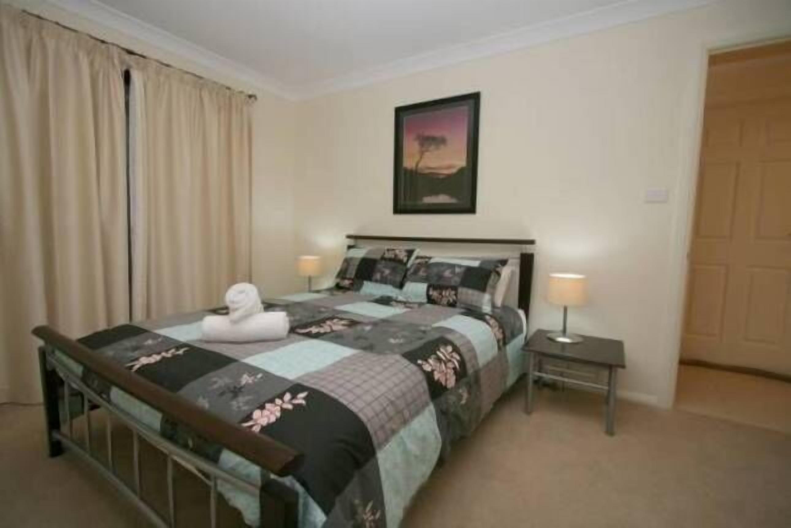 Alaska 1- Great lake & mountain views — image 10