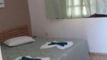 Quarto básico, para não fumantes | Ferros/tábuas de passar roupa, Wi-Fi de cortesia, roupa de cama