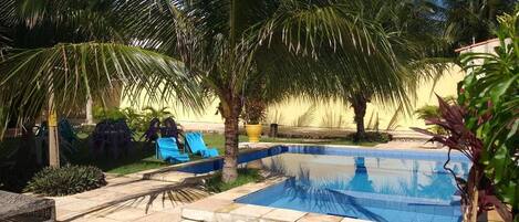 Una piscina al aire libre