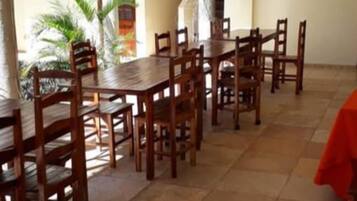 Café da manhã com buffet grátis todos os dias