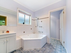 Ferienhaus, 3 Schlafzimmer | Badezimmer | Badewanne und Dusche (separat), Haartrockner
