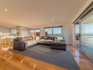 House, 4 Bedrooms | Living area | Flat-screen TV, DVD player - 7 Boardwalk Lakeside in Cowes (Cowes)