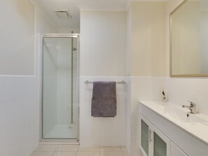Maison, 4 chambres | Salle de bain | Douche
