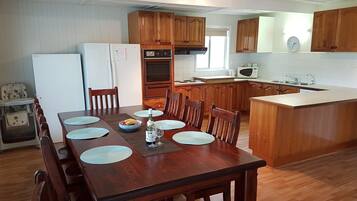 House, 4 Bedrooms | In-room dining