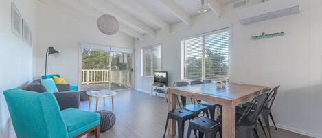 House, 4 Bedrooms | In-room dining