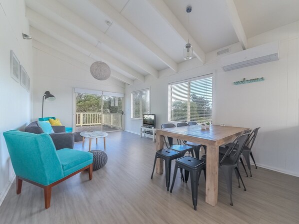 House, 4 Bedrooms | In-room dining