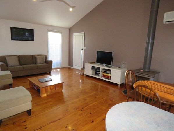 House, 3 Bedrooms | Living area | Flat-screen TV, DVD player - 5 Little Penguin Cottage in Cowes (Cowes)