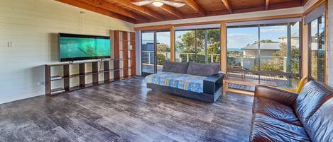 House, 5 Bedrooms (2 Tri-bunk, 2 Queen, 2 Single Trundle) | Living area