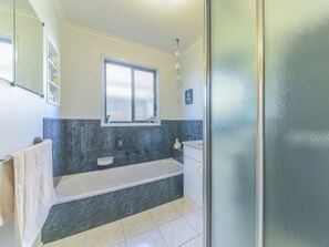 Separate tub and shower, hair dryer - 4 Lansell Alfresco in Cowes (Cowes)