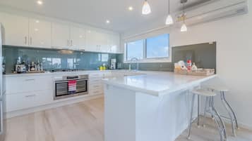 Casa, 4 habitaciones | Cocina privada | Refrigerador con congelador, microondas, horno y parrilla de estufa