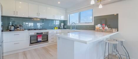 House, 4 Bedrooms | Private kitchen