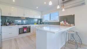 Rumah, 4 kamar tidur | Dapur pribadi | Lemari es besar, microwave, oven, dan kompor
