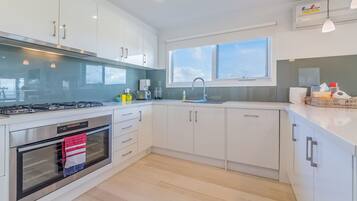 House, 4 Bedrooms | Private kitchen | Full-sized fridge, microwave, oven, stovetop