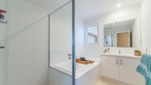 House, 4 Bedrooms | Bathroom