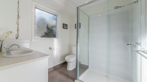 House, 4 Bedrooms | Bathroom | Separate bathtub and shower - House on 37 Barramundi near Smiths (Smiths Beach)