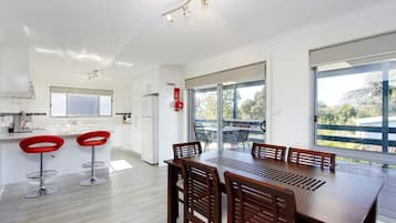House, 4 Bedrooms (2 Queen, 1 Tri-bunk, 1 Bunk, 1 Single) | In-room dining