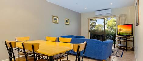 Apartment, 2 Bedrooms (1 Queen, 1 Tri-bunk) | In-room dining