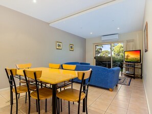 Apartment, 2 Bedrooms (1 Queen, 1 Tri-bunk) | In-room dining - 121 at The Waves (Cowes)