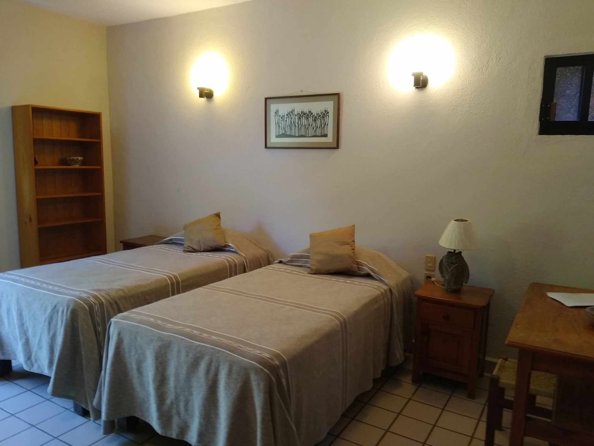 Spacious room in family guesthouse walking distance to La Ropa beach