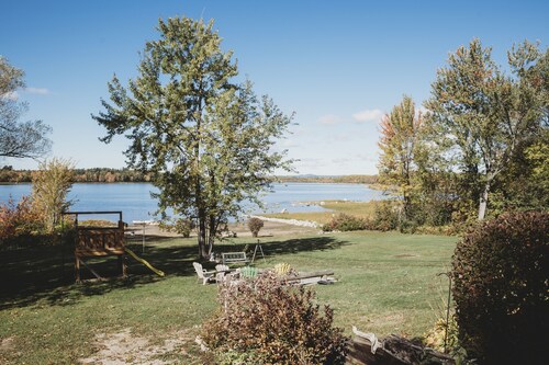 Relaxing Cottage on a 3 acre property on the Ottawa River.  5 bedroom