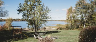 Avkopplande 3 tunnland stor egendom vid floden Ottawa. 5 sovrum