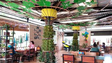 Se sirven desayunos, comidas, cenas y cocina local