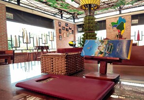 Se sirven desayunos, comidas, cenas y cocina local