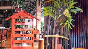 Se sirven desayunos, comidas, cenas y cocina local