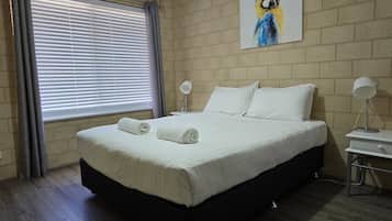 3 slaapkamers, een strijkplank/strijkijzer, reisbedje, wifi