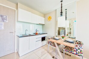 Stovetop, electric kettle, cookware/dishes/utensils, dining tables - Athena Waterpark Jomtien Beach (Pattaya)