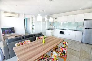 Appartement Exclusif, 2 chambres, vue ville | Salle de séjour | Télévision à écran plat de 32 pouces avec chaînes par câble, télévision