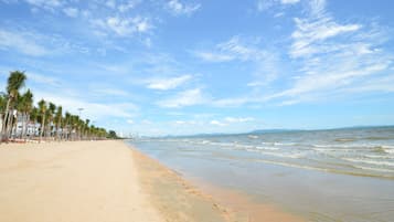 Una spiaggia nelle vicinanze, ombrelloni, massaggi sulla spiaggia