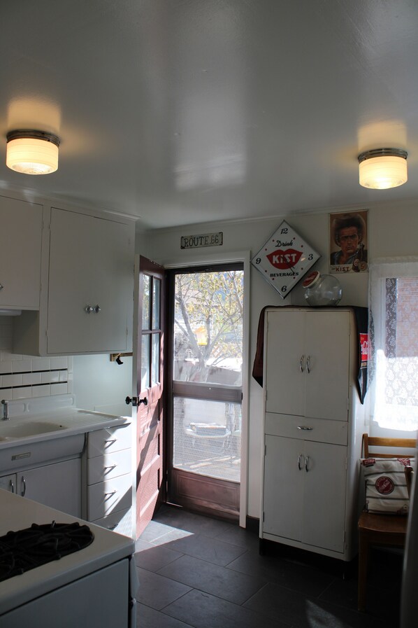 Fridge, microwave, oven, stovetop - Grand Canyon Williams Getaway Guesthouse (WILLIAMS)