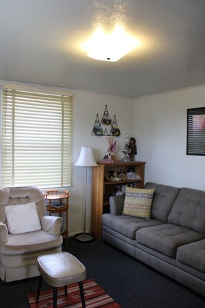 Smart TV, DVD player, books - Grand Canyon Williams Getaway Guesthouse (WILLIAMS)