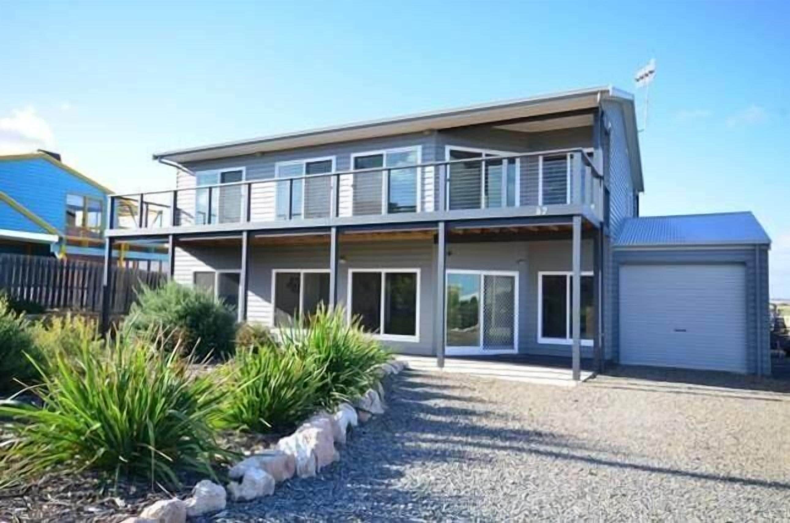 82 on Newell, Middleton - Free WiFi