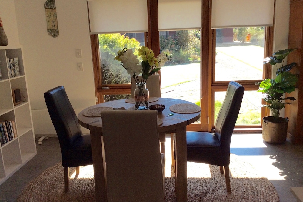 Studio Rouge in heart of old Bowral only minutes walk to shops and restaurants