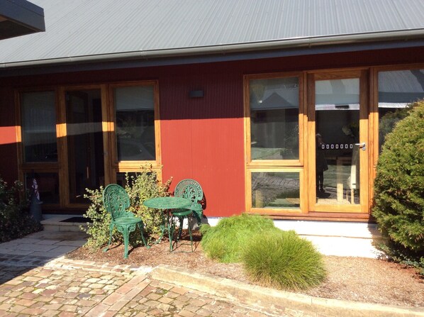 Exterior detail - Studio Rouge in heart of old Bowral only minutes walk to shops and restaurants (Bowral)