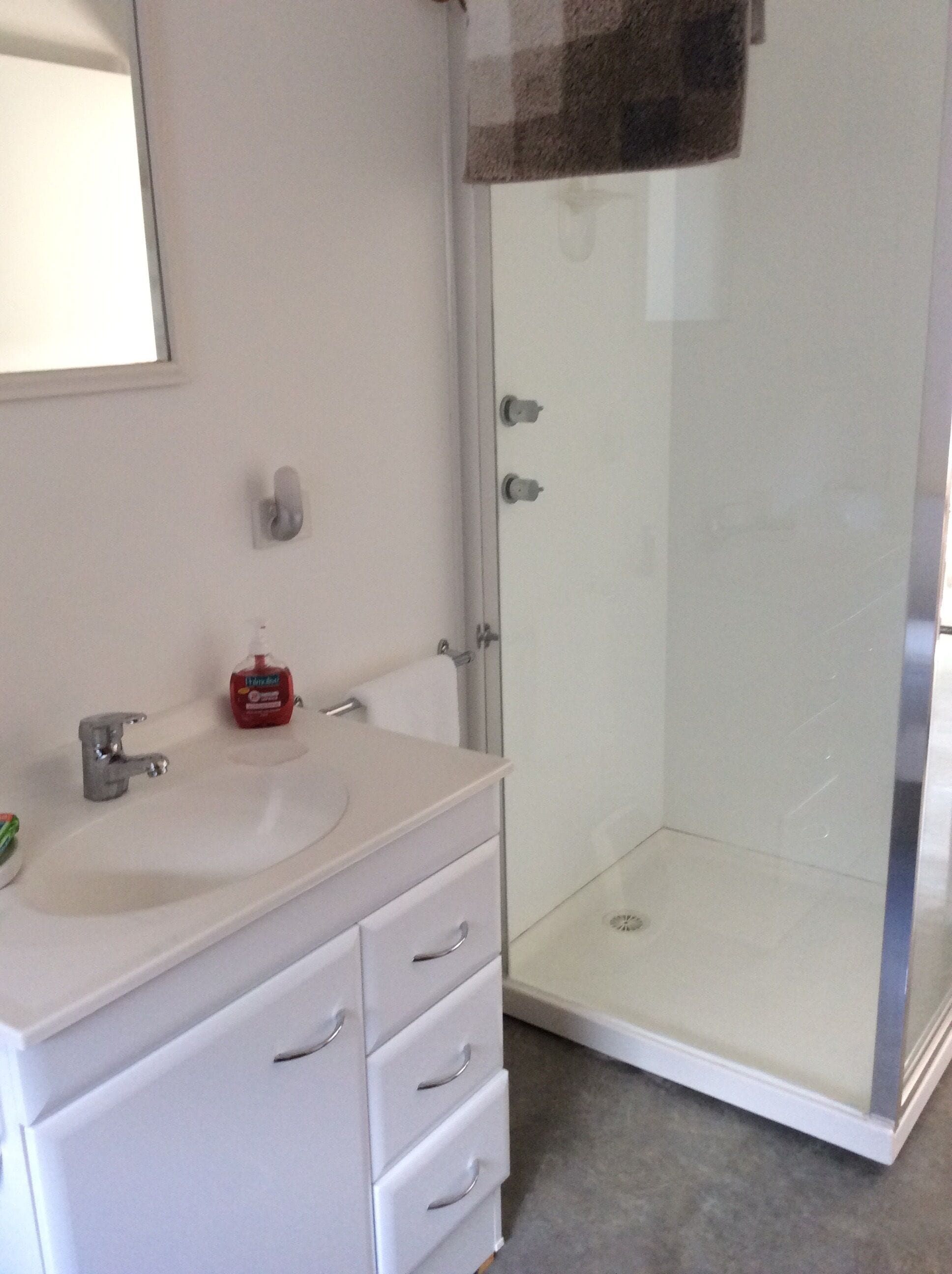 Douche, articles de toilette écologiques, sèche-cheveux