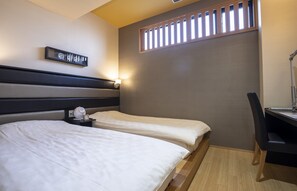 Een kluis op de kamer, een bureau, een strijkplank/strijkijzer